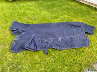 Täcken hästutrustning till salu: Vintertäcke med hals 135 cm 400g i Lycksele - Annons 8