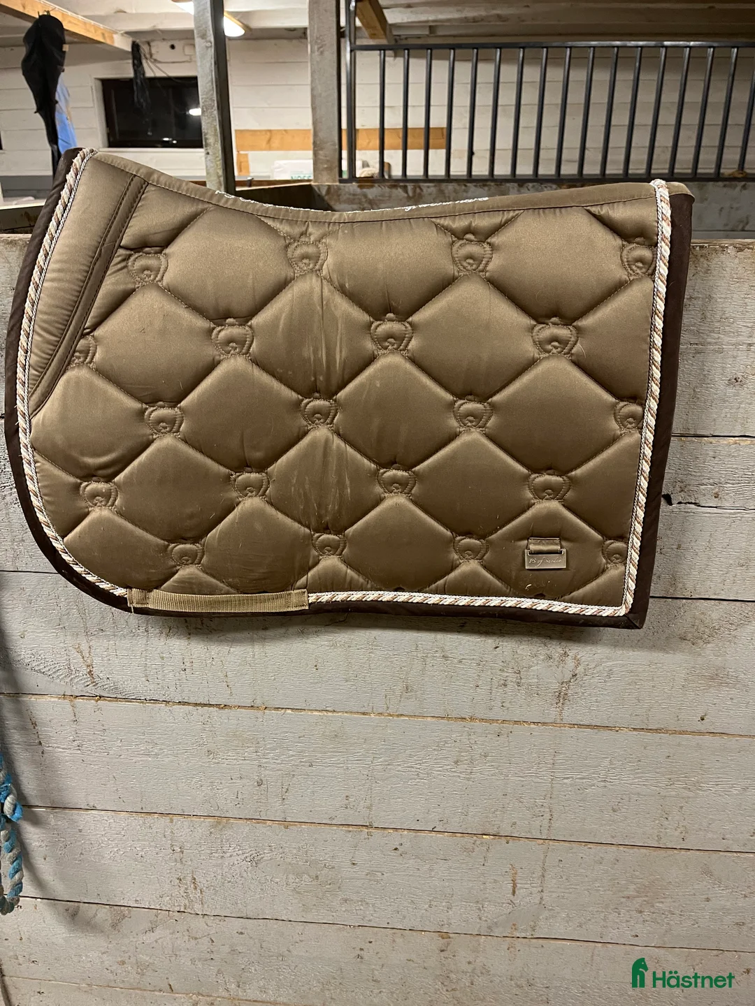 Schabrak & Vojlockar hästutrustning till salu: Brunt schabrak fårn ps  i Landsbro - Annons 1