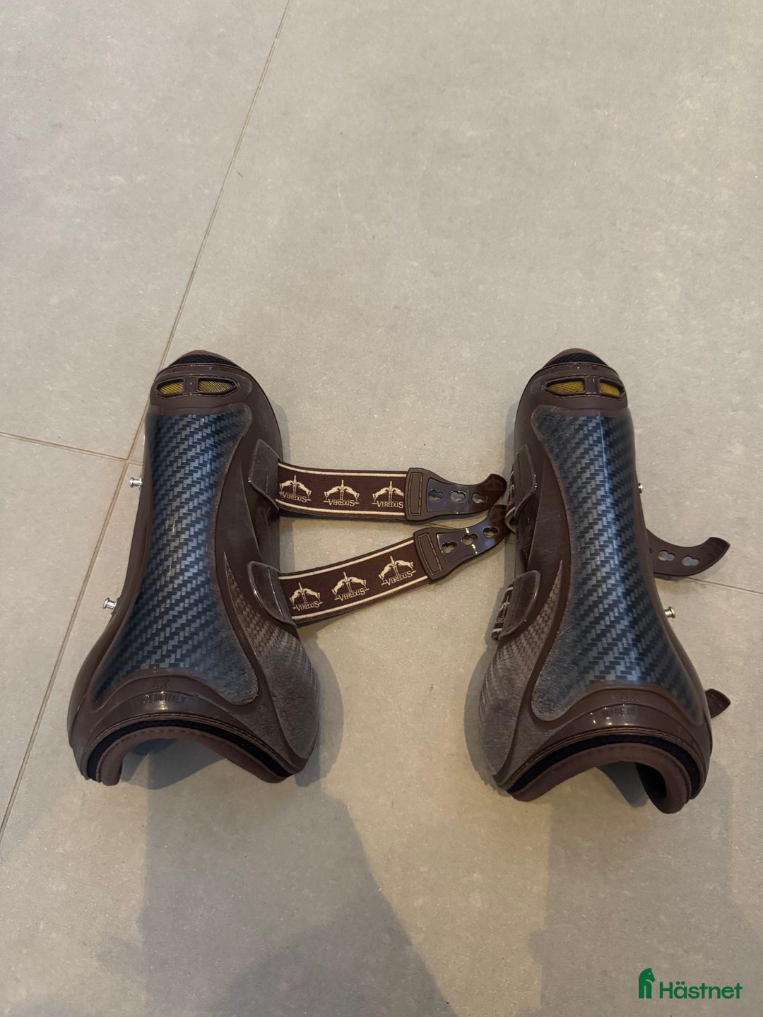 Benskydd hästutrustning till salu: Vestrum Carbon Gel Vento Benskydd Brun i Bromma - Annons 2