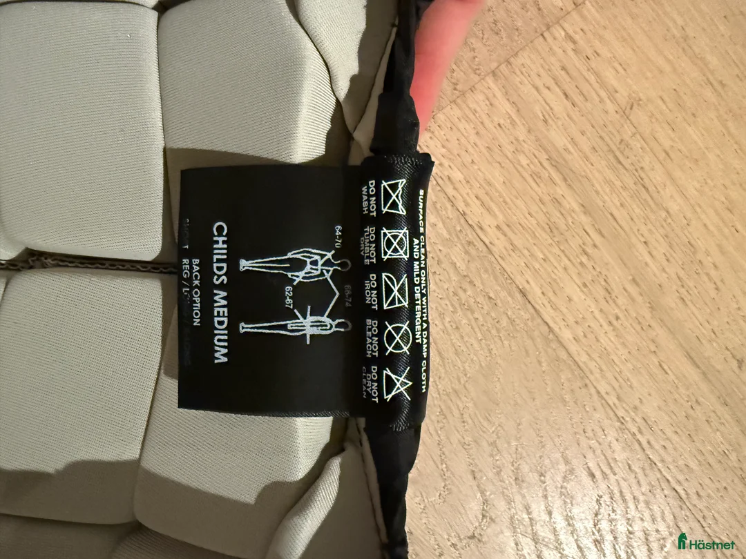 Säkerhetsvästar ryttarutrustning till salu: Racesafe barnväst i nyskick i Stockholm - Annons 3