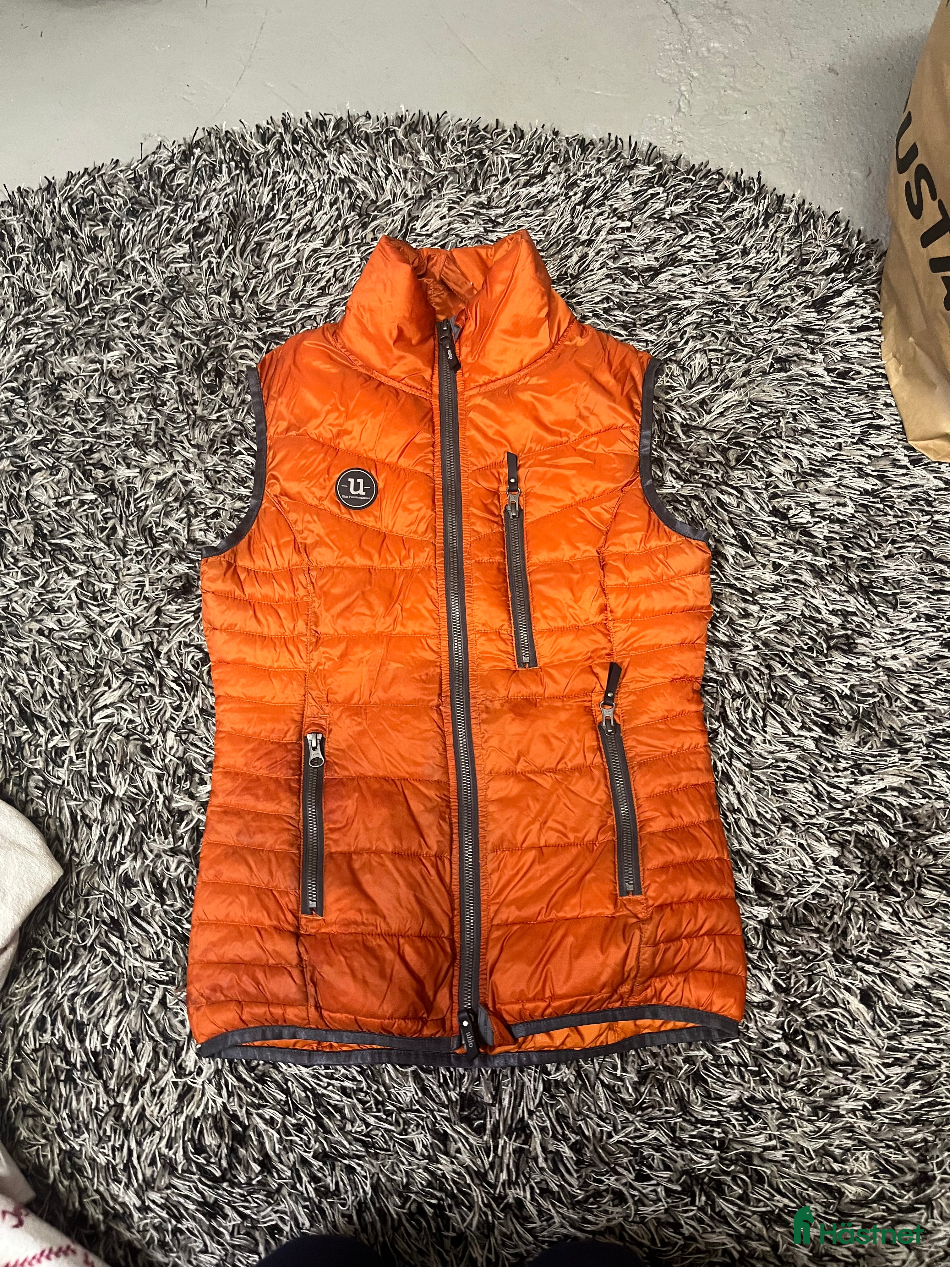 Jackor & Kavajer ryttarutrustning till salu: Fin Uhip väst i Örebro - Annons 24