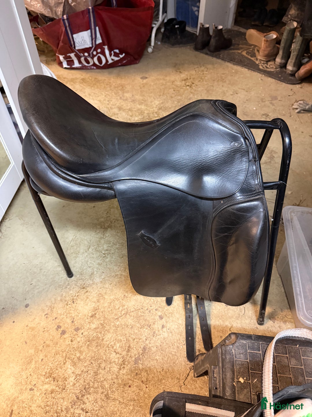 Sadlar hästutrustning till salu: Välanvänd med märken men en bra sadel  i Vallåkra - Annons 1