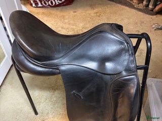Sadlar hästutrustning till salu: Välanvänd med märken men en bra sadel i Vallåkra - Annons 1