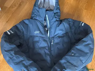 Jackor & Kavajer ryttarutrustning till salu: Uhipjacka i toppskick säljes i Stockholm - Annons 9