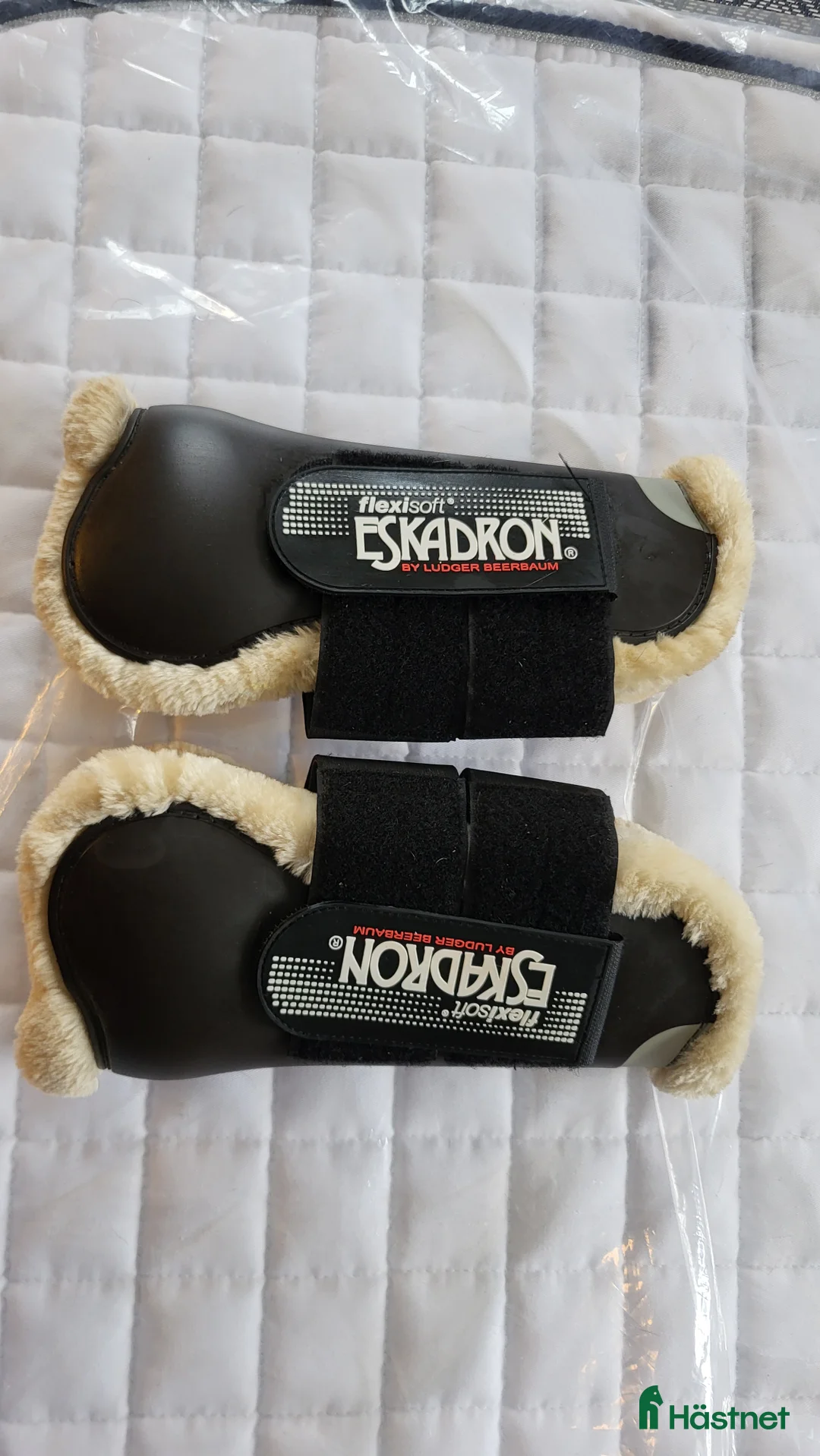 Benskydd hästutrustning till salu: Eskadron senskydd i Årsunda - Annons 1