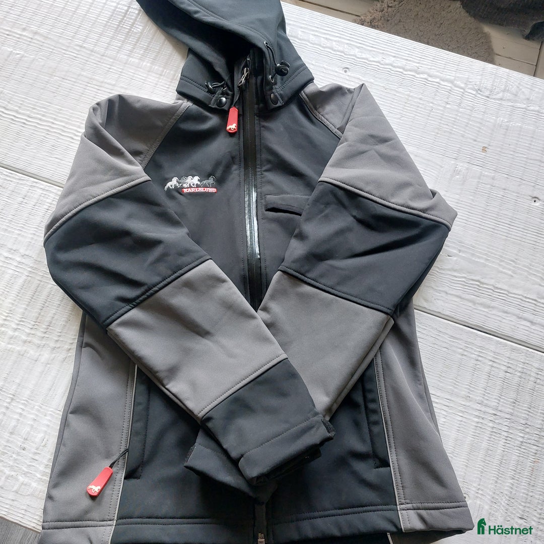Jackor & Kavajer ryttarutrustning till salu: Karlslund rignir jacka i Gävle - Annons 1
