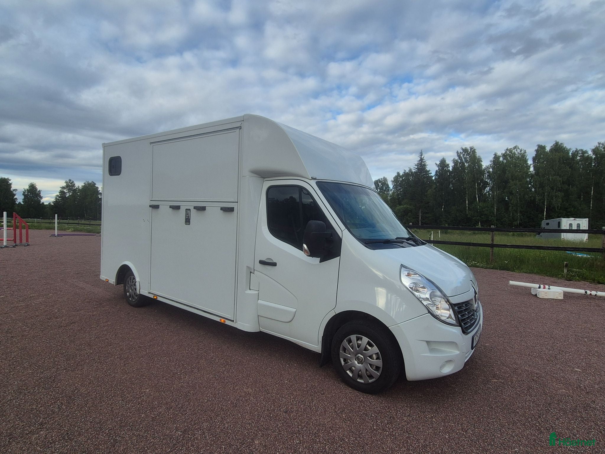Hästlastbilar  fordon & transport till salu: Stuteribuss 955 kg 3sits Bkort - Annons 1