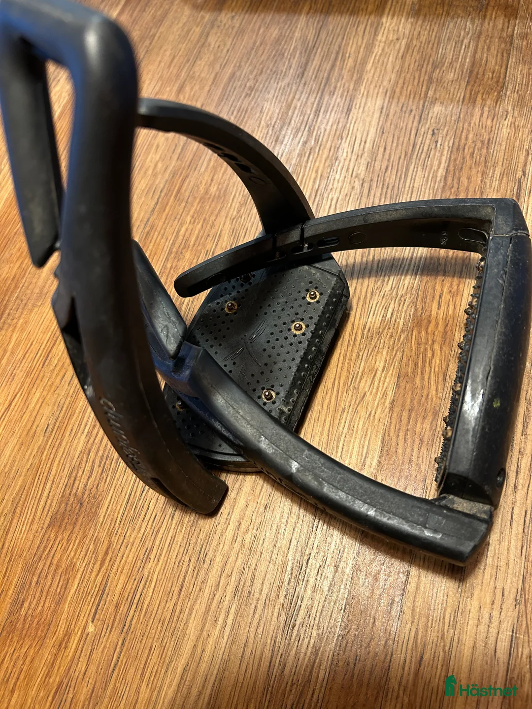 Stigbyglar hästutrustning till salu: Freejump Säkerhetsstigbyglar i fint skick - Annons 1