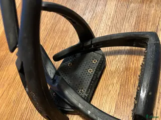 Stigbyglar hästutrustning Freejump Säkerhetsstigbyglar i fint skick - Annons 22