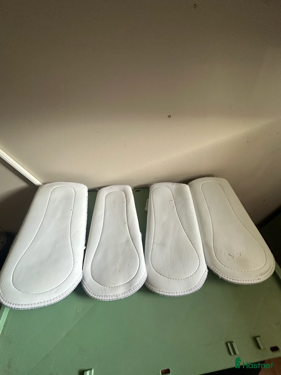 Benskydd hästutrustning till salu: Vita benskydd i Perstorp - Annons 2