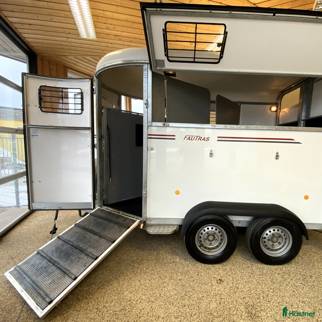 Hästtransporter  fordon & transport till salu: Fin Fautras Oblic+2 2021 m ramp o öppningsbar sida - Annons 1