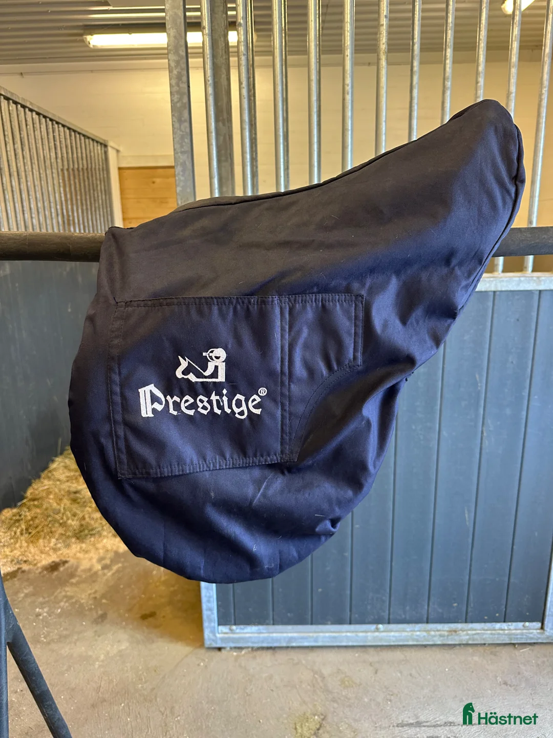 Sadlar hästutrustning till salu: Svart Prestige Versailles storlek 34/17’ - Annons 8