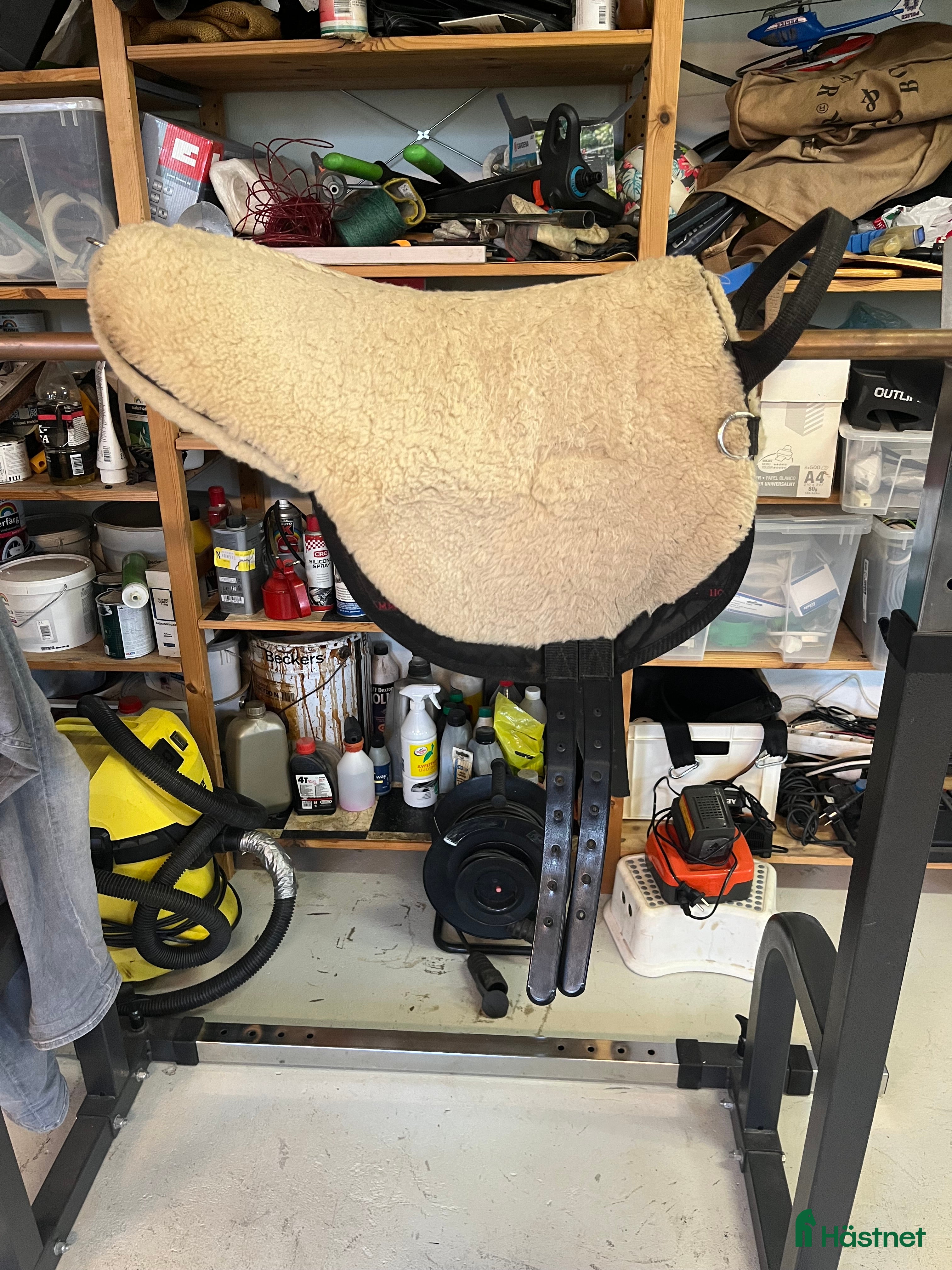 Sadeltillbehör hästutrustning till salu: Barbacka sadel i fårskinn, ponny i Uppsala - Annons 2