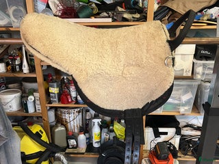 Sadeltillbehör hästutrustning till salu: Barbacka sadel i fårskinn, ponny i Uppsala - Annons 2