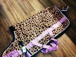 Täcken hästutrustning till salu: Nytt Regntäcke i stl 85 i Avesta - Annons 1