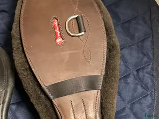 Sadeltillbehör hästutrustning Equipe dressyrgjord med fårskinn GH23 i Örebro - Annons 24