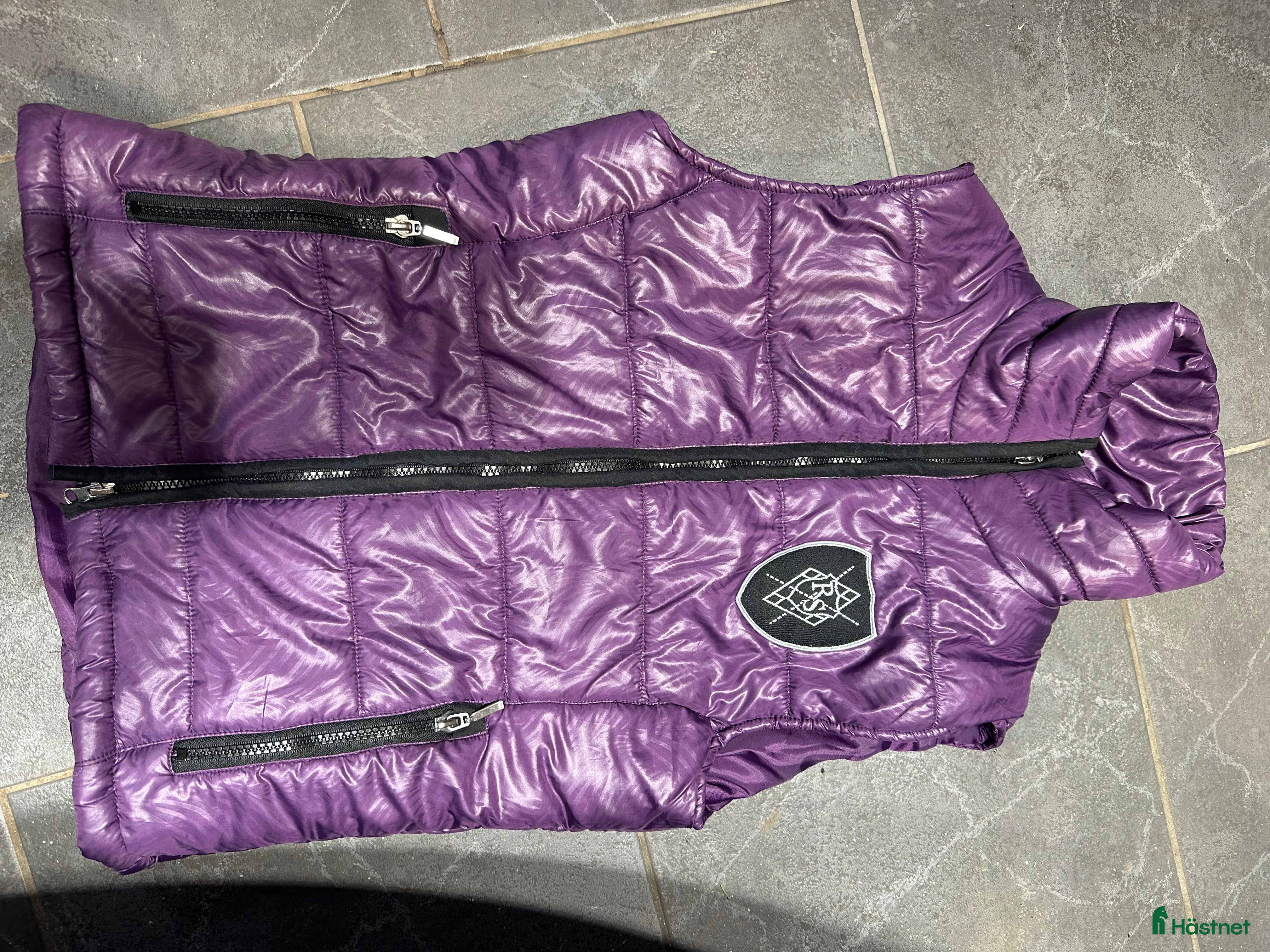 Jackor & Kavajer ryttarutrustning till salu: ⭐️ lila väst ⭐️ - Annons 2