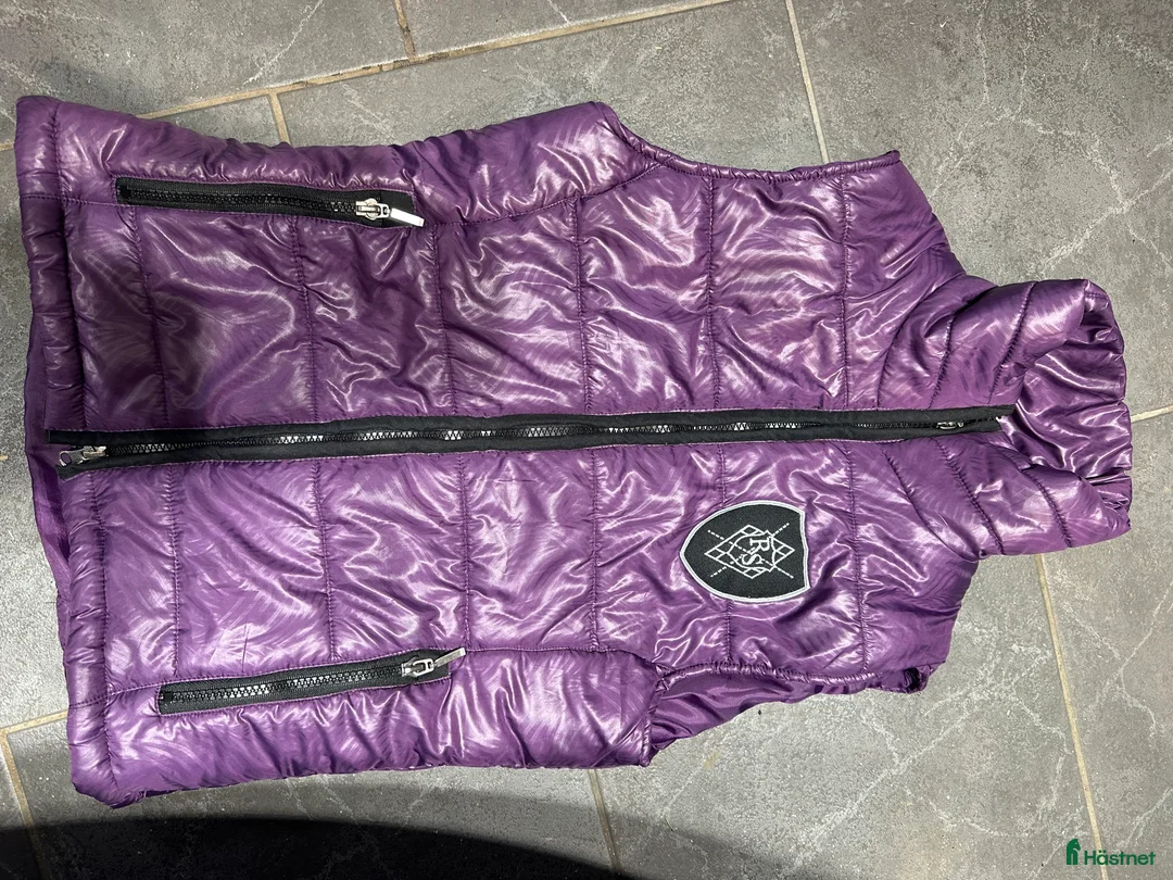 Jackor & Kavajer ryttarutrustning till salu: ⭐️ lila väst ⭐️ - Annons 1