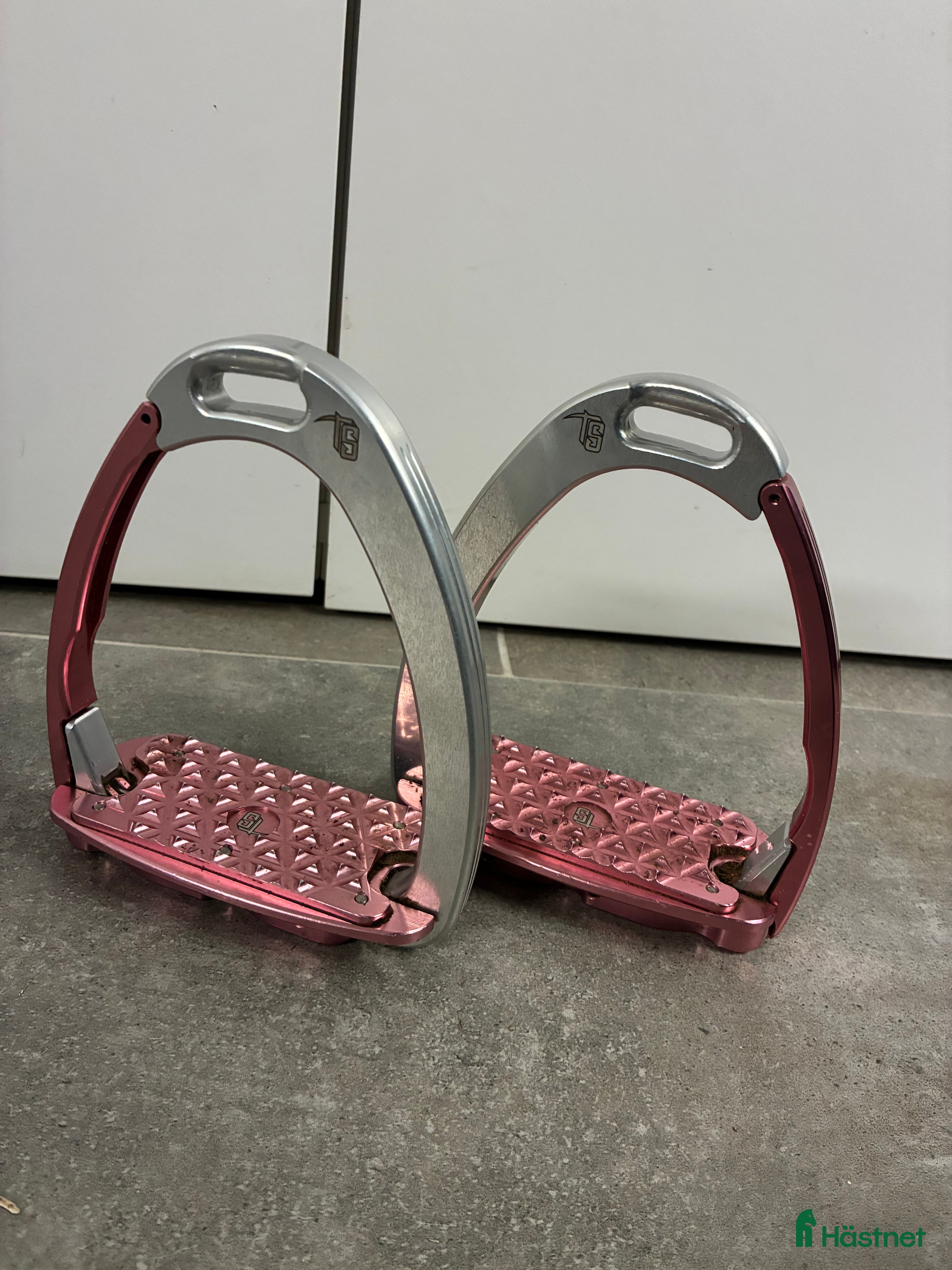 Stigbyglar hästutrustning Tech stirrups venice safety design  i Staffanstorp - Annons 1