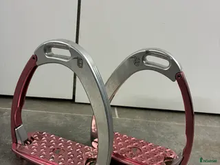 Stigbyglar hästutrustning Tech stirrups venice safety design i Staffanstorp - Annons 1