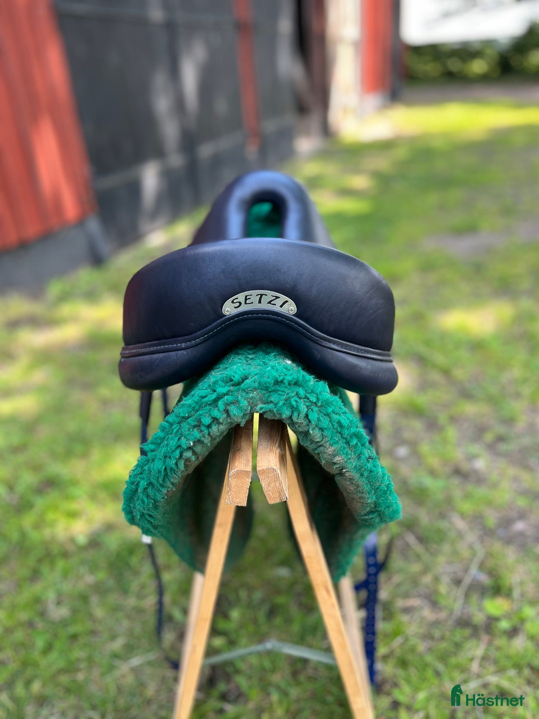 Sadlar hästutrustning till salu: Trevlig lättvikts sadel säljes  i Hässleholm - Annons 3