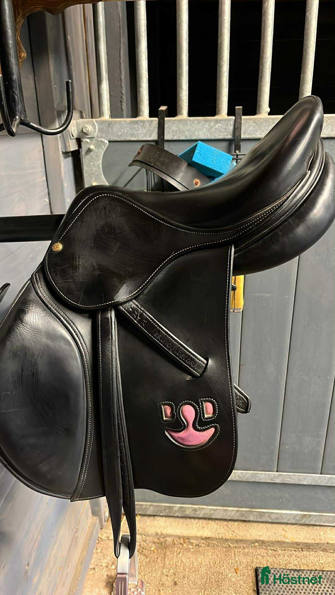 Sadlar hästutrustning till salu: Bruno Delgrange Nino 15,5 i Vena - Annons 1