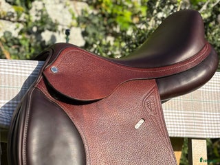 Sadlar hästutrustning till salu: Equiline E5 hoppsadel 16” L. i Visby - Annons 21