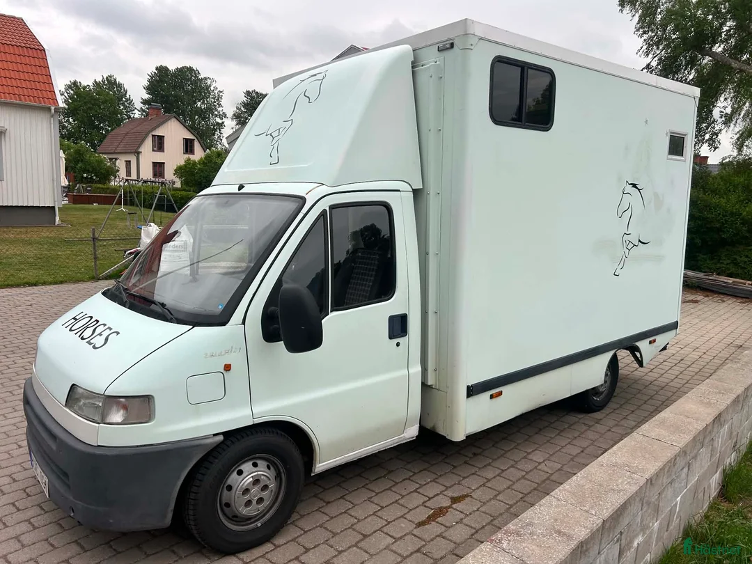 Hästlastbilar  fordon & transport till salu: Fiat Ducato Hästlastbil 1999 – Nybesiktad i Trekanten - Annons 1