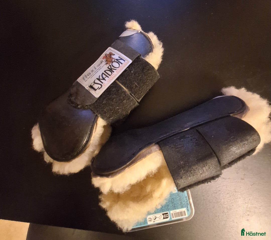 Benskydd hästutrustning till salu: Eskadron fluffskydd M i Norrköping - Annons 1