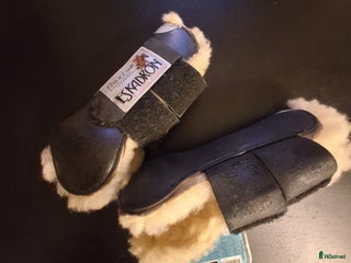 Benskydd hästutrustning till salu: Eskadron fluffskydd M i Norrköping - Annons 1