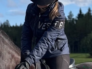 Jackor & Kavajer ryttarutrustning till salu: Vestrum jacka i Frösön - Annons 1