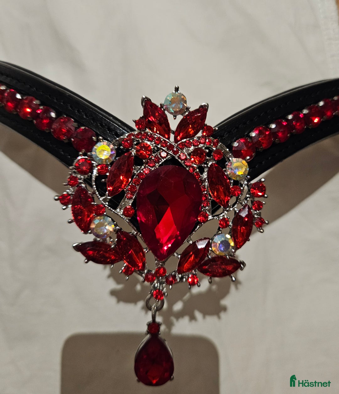 Träns hästutrustning till salu: Pannband storlek cob "RED BEAUTY"🔥🔥✨️ i Gräddö - Annons 1