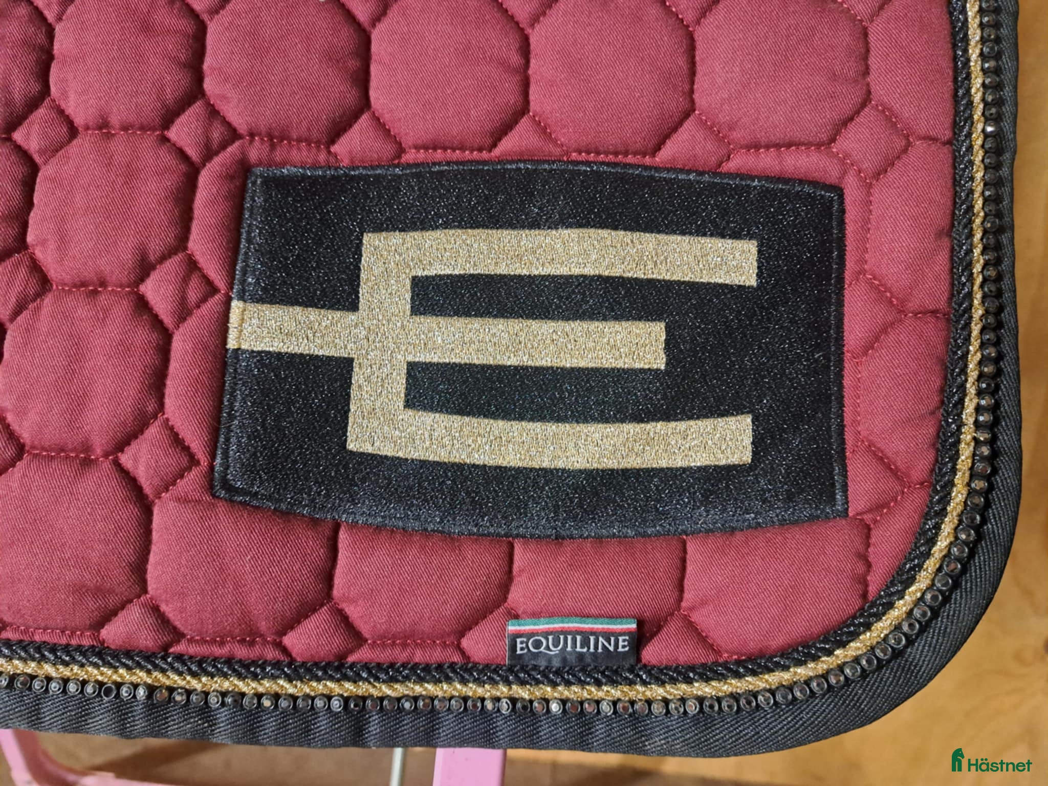 Schabrak & Vojlockar hästutrustning till salu: E-logga med glittersvart/guld passpoal + swarovski - Annons 1