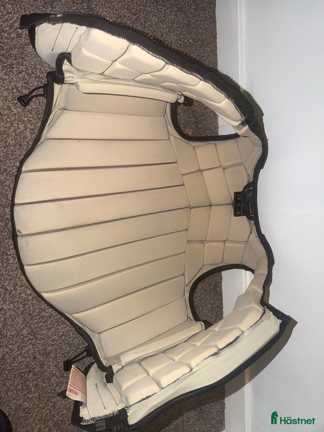 Säkerhetsvästar ryttarutrustning till salu: Racesafe väst i Tumba - Annons 4