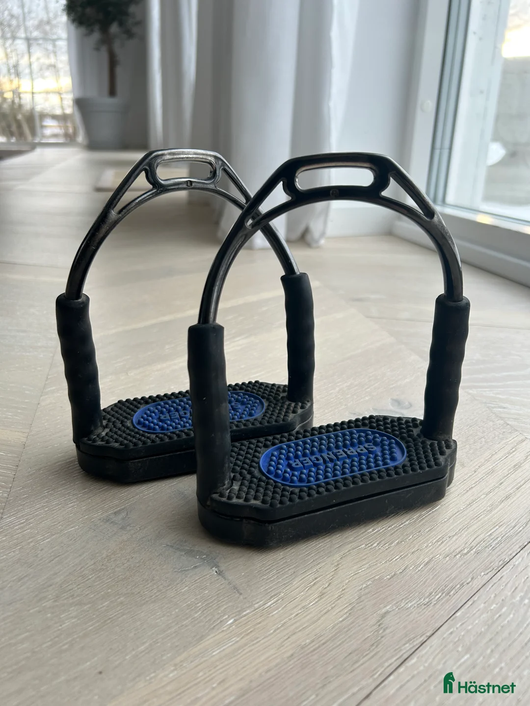 Stigbyglar hästutrustning till salu: Sprenger stigbyglar Bow Balance svart/anthracite - Annons 1