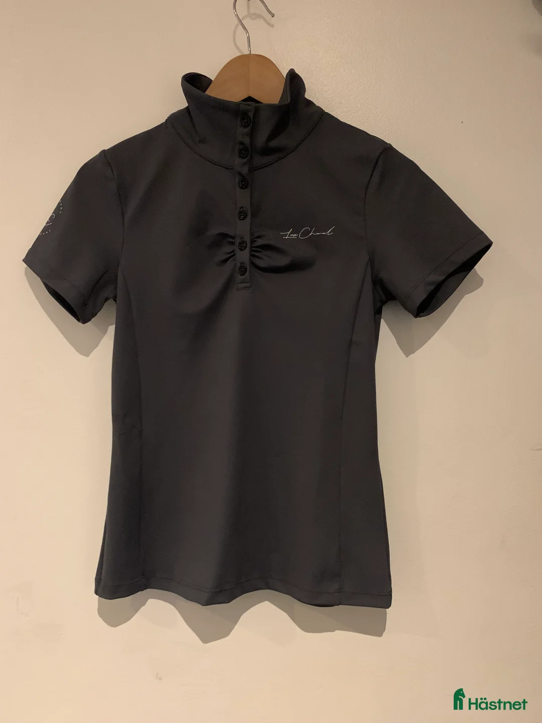 Övrigt Ridkläder ryttarutrustning till salu: Oanvänd grå piké xs från Lux Cheval i Vellinge - Annons 1