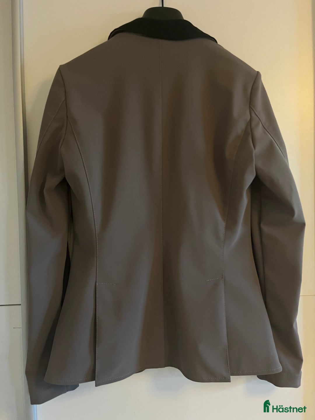 Jackor & Kavajer ryttarutrustning till salu: Tävlingskavaj i Umeå - Annons 3