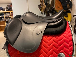 Sadlar hästutrustning till salu: Hoppsadel 17” i Växjö - Annons 15