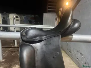 Sadlar hästutrustning superskön dressyrsadel i Sundsvall - Annons 24