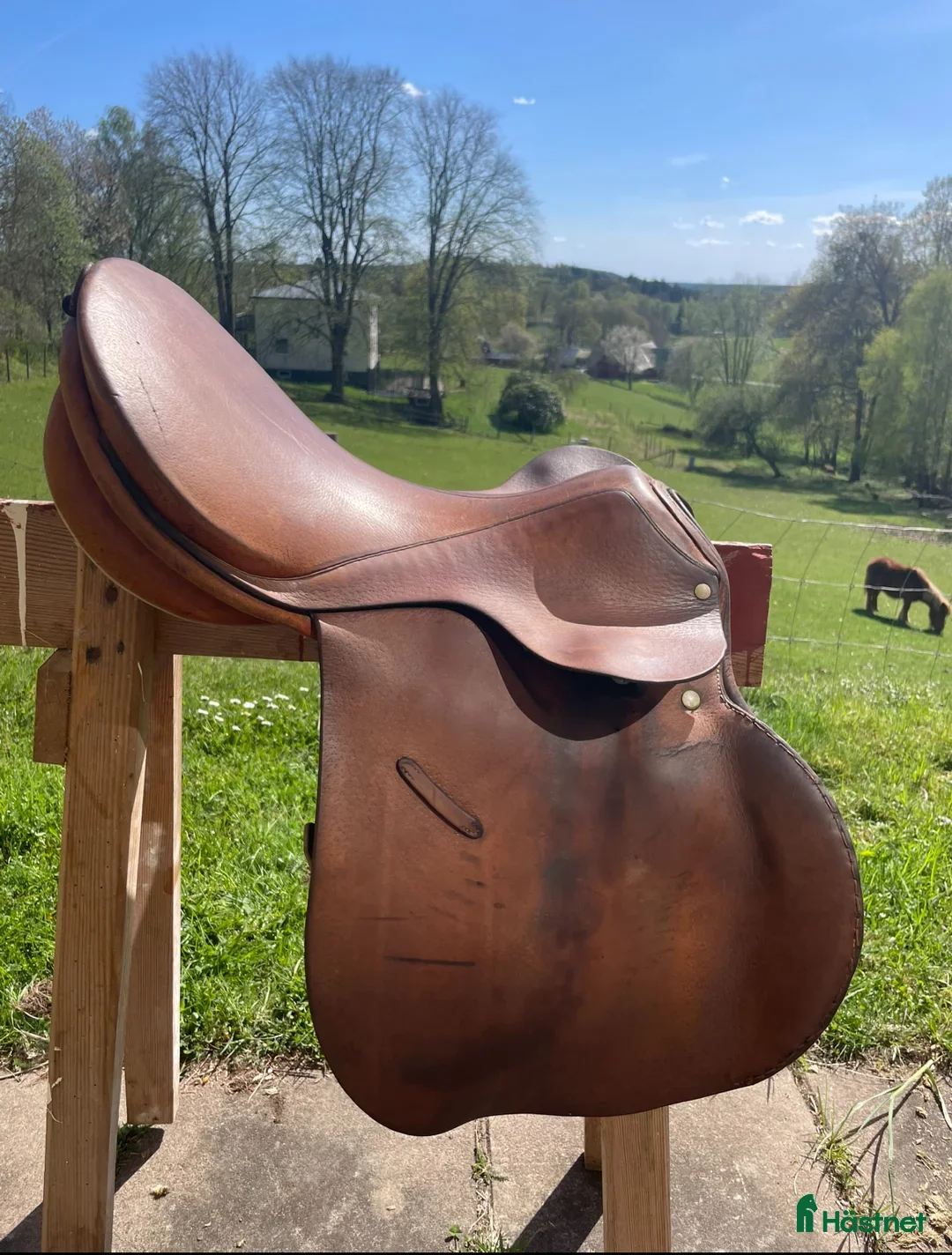 Sadlar hästutrustning till salu: Äldre snygg hoppsadel i Gnosjö - Annons 2