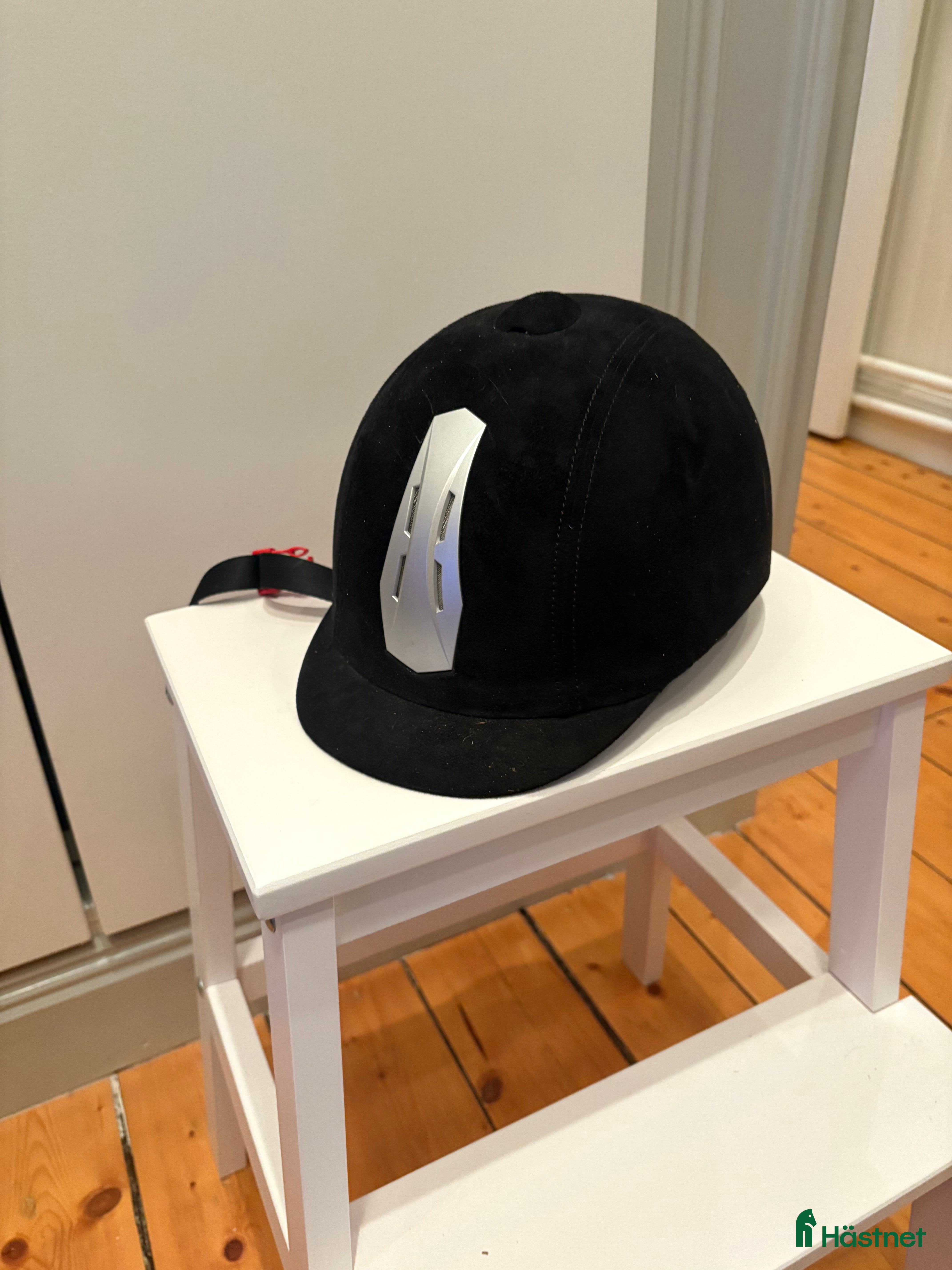 Hjälmar ryttarutrustning till salu: Svart ridhjälm i Södertälje - Annons 21