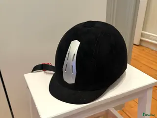 Hjälmar ryttarutrustning till salu: Svart ridhjälm i Södertälje - Annons 3