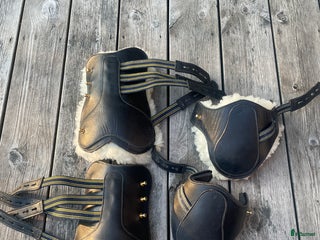 Benskydd hästutrustning till salu: Benskydd med avtagbara fårskinn i Åkersberga - Annons 6