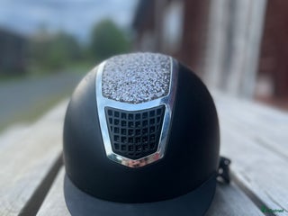 Hjälmar ryttarutrustning till salu: Fin hjälm från CRW i Nässjö - Annons 24