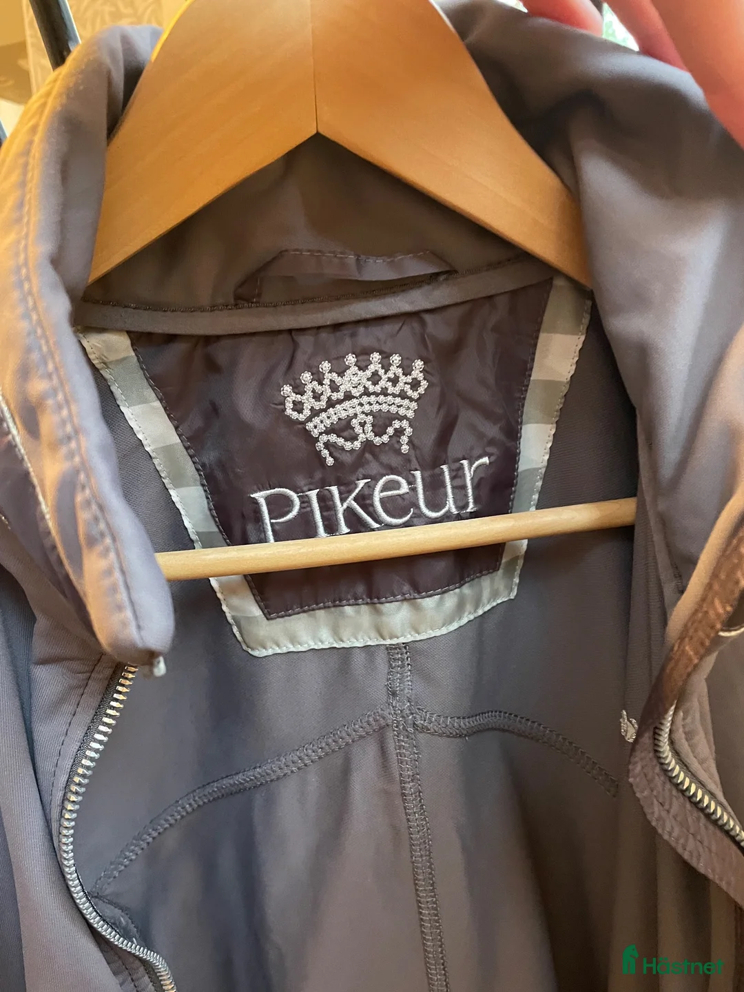 Jackor & Kavajer ryttarutrustning till salu: Lila/grå stalljacka från Pikeur - Annons 2