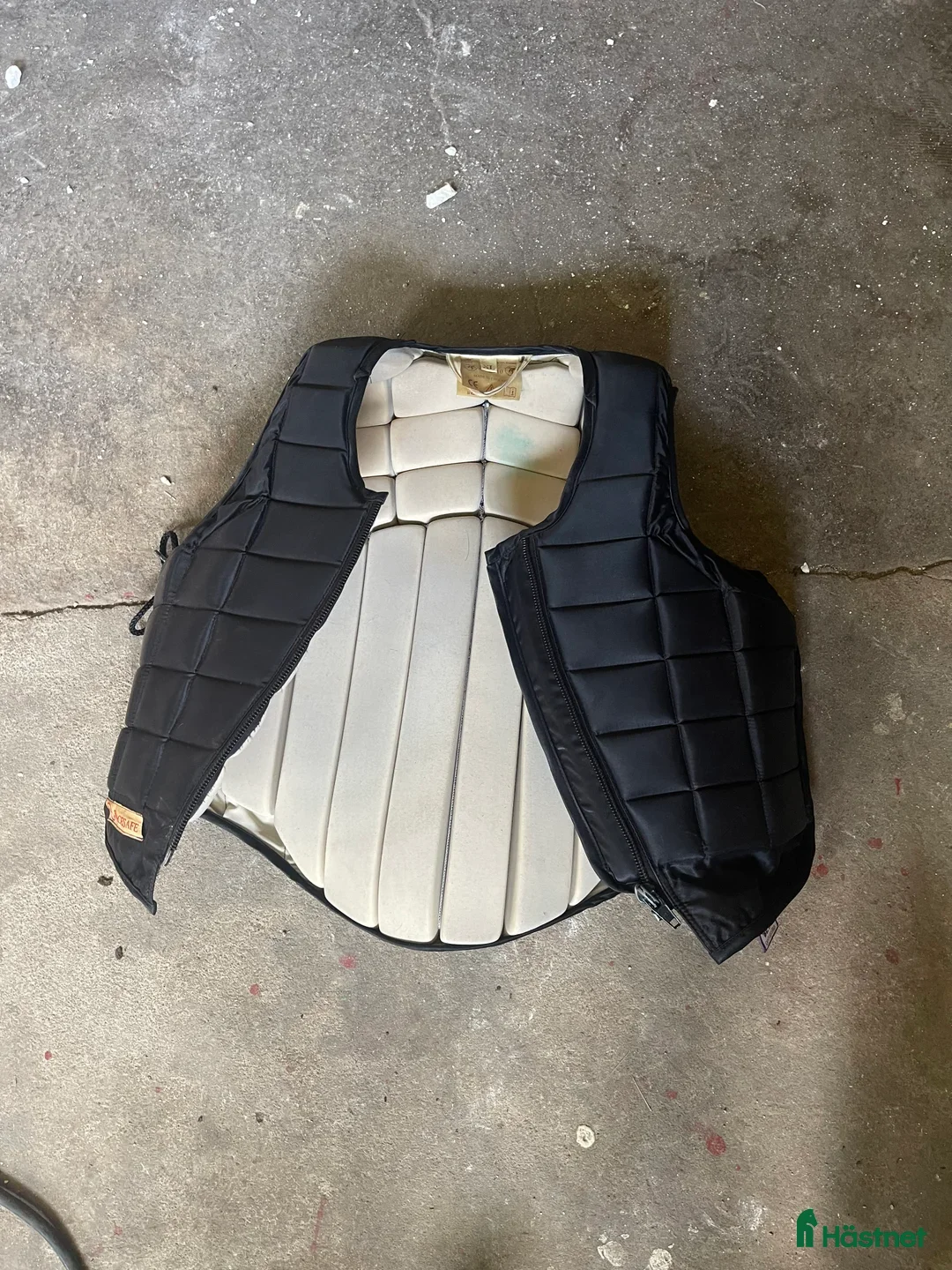 Säkerhetsvästar ryttarutrustning till salu: Race safe säkerhetsväst i Dannike - Annons 2