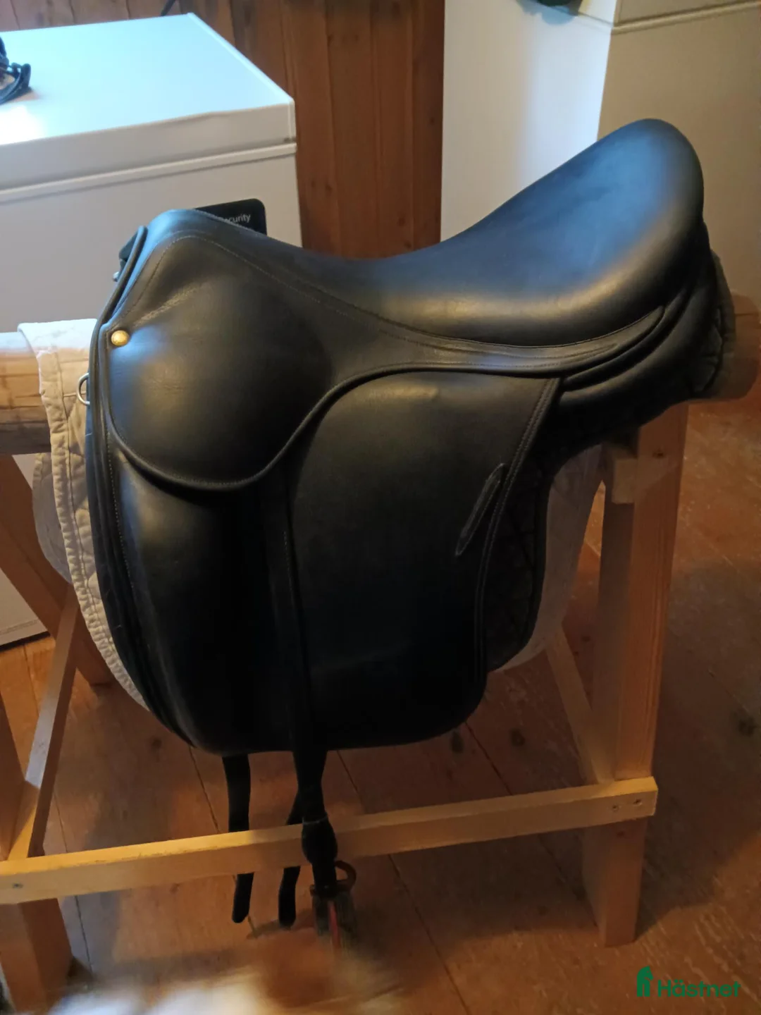 Sadlar hästutrustning till salu: 4 fina sadlar säljes - Annons 1