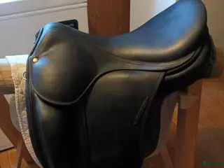 Sadlar hästutrustning till salu: 4 fina sadlar säljes - Annons 1
