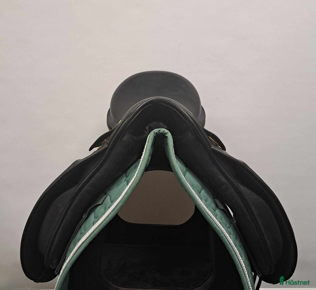 Sadlar hästutrustning till salu: Crown dressyrsadel i Färnäs - Annons 2