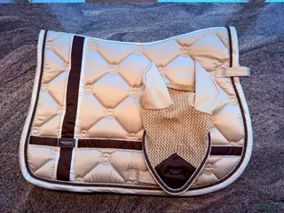 Schabrak & Vojlockar hästutrustning till salu: Equestrian schabrak hopp med matchande luva i Stockholm - Annons 2